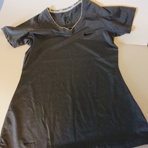 Athletic Grey Nike shirt in Medium - Picture 3 of 3